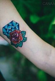 手臂彩色鑽石玫瑰紋身圖片