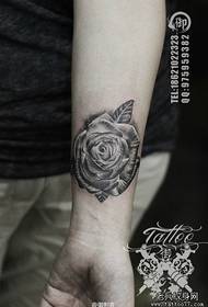 Paže černá šedá růže tetování obrázek