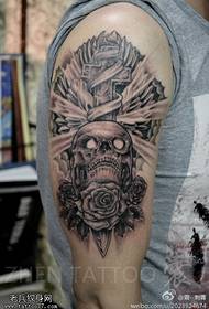 Wzór tatuażu na ramieniu krzyż czaszki