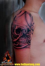 Рамо црвена светла светла шема на тетоважи