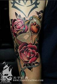 手臂彩色沙漏玫瑰紋身圖案