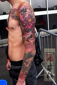 Tatuaggio atmosferico bellissimo braccio di fiori