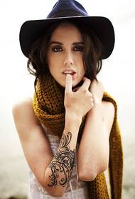 Prilično lijepa djevojka na rukama crno-bijela slika tetovaža totem