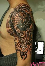 Доминиращи снимки на таиджи ин и ян калмари татуировка ръка