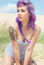 Fată sexy cu model de tatuaj braț