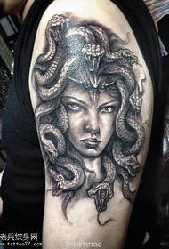 Pola tattoo Medusa abu abu hideung