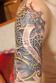 un tatuaggio di drago braccio prepotente