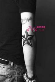 Alternativ schwaarz-wäiss fënnefpunkte Stararm Tattoo