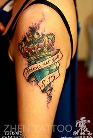Татуировка рука красочная алмазная корона