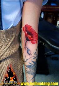 Наоружани узорак тетоваже црвеног мака