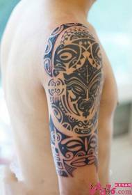 Slika polinezijske totemske ruke za tetovažu