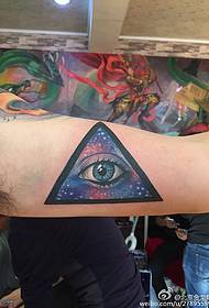 Arm sterrehemel pragtige kleur god omnis oog tattoo patroon