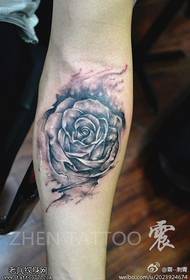 Besoa gris beltza nortasun arrosa tatuaje argazkia