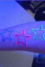 Glinsterende fluorescerende tatoeage op de arm