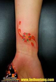 Brazo pequeño patrón de tatuaje de flor de cerezo
