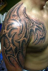 Bardzo przystojny tatuaż totem 3D na dużym ramieniu