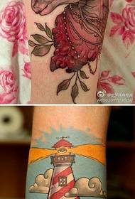 Brazo ilustración hermosa pequena tatuaxe fresco