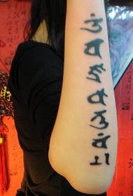 Tatuaggio sanscrito braccio sempre più popolare