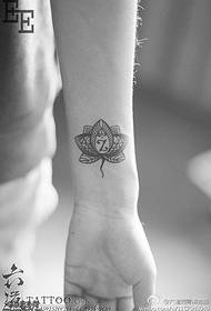 Wzór tatuażu waniliowy mały świeży kwiat lotosu