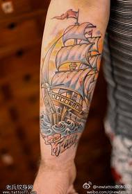 Model i tatuazheve me anije karikaturë me bojëra uji