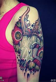 Immagine del tatuaggio dell'antilope colorata braccio femminile