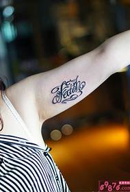 Engels alfabet arm mooie tattoo foto