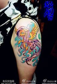 modeli i tatuazhit të kalit duke ngjyrosur krahun
