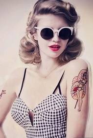 Maschera europea e americana del modello del tatuaggio del braccio di modo di bellezza