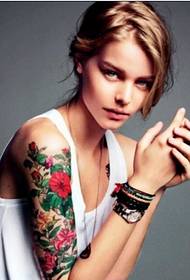 歐美少女手臂時尚好看的彩色花朵紋身圖片