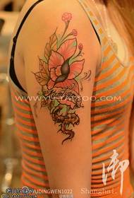 Vrouwelijke persoonlijkheid arm kleur bloem tattoo patroon