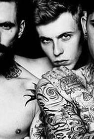 Bărbații europeni și americani vă arată efectul tatuajelor monocrome