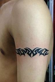 Tatuaggio elegante e semplice da braccio