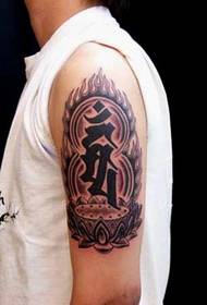 Szanszkrit tetoválások a férfi kar légköréhez