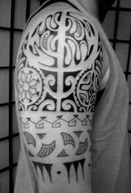 Modny tatuaż totemowy na dużym ramieniu