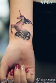 Patró de tatuatge d’unicorn en color del braç