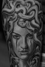 Препорачате шема на тетоважи со портрет на Медуза