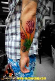 Yakakurudzirwa ruoko lice poppy tattoo maitiro