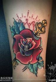 Tatuaje de clave de flor de rosa de brazo da escola de cor