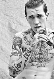 Снимка на татуировка на европейски и американски красив човек