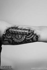 Zwart grijs mechanisch tattoo-patroon aan de binnenkant van de arm