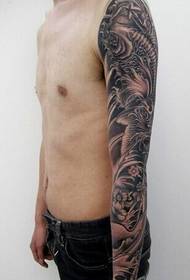 Tatuaje de calamar de brazo de flor clásico atmosférico