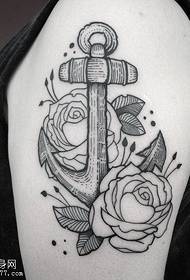 Rankos juodos pilkos spalvos inkaro rožės tatuiruotės modelis
