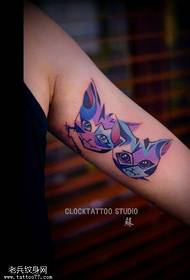 Modello di tatuaggio colorato gatto stellato all'interno del braccio