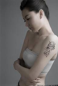 Il tatuaggio totem più alla moda del braccio di bellezza è così affascinante