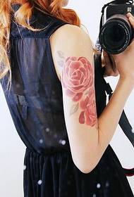 en kvinnlig arm färg ros tatuering mönster bild