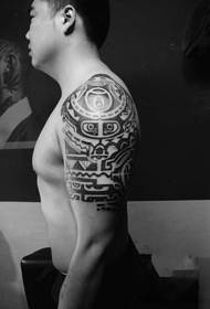 Bărbat bărbat tatuaj cu totem religios alb și negru