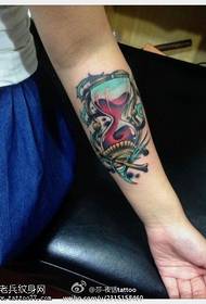 Brako personeco koloro hourglass tatuaje ŝablono