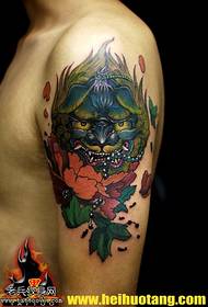 Arm superljust Tang lejon tatuering mönster