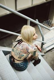 Cadro moi fermoso: a beleza é a exhibición perfecta do encanto da tatuaxe