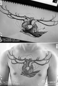 Heart antlers myn hert lykas in tatoarmpatroan mei fleanende fûgel